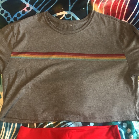 ✨2/$75 ✨ Fabletics shorts and crop boxy tee outfit - Picture 2 of 4